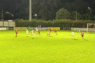 Le FC Monthey (en rouge et noir) s'est incliné contre Etoile Carouge